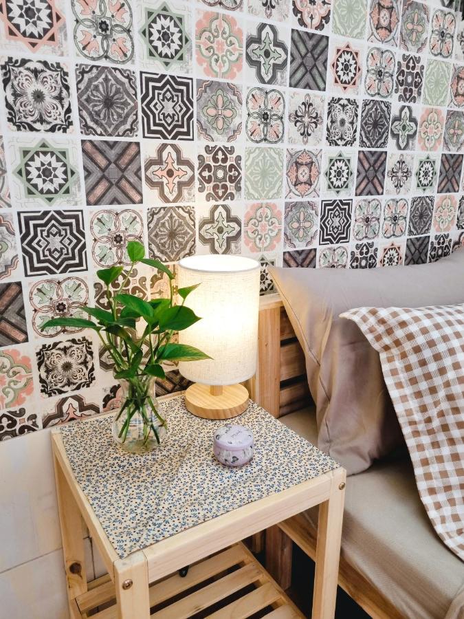 Zimmer mit Kingsize-Bett und Balkon